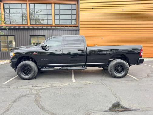 Diamond Black Crystal Pearlcoat 2022 RAM 2500 Big Horn Crew Cab 4x4 8' Box
