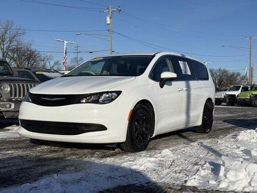 2023 Chrysler Voyager LX