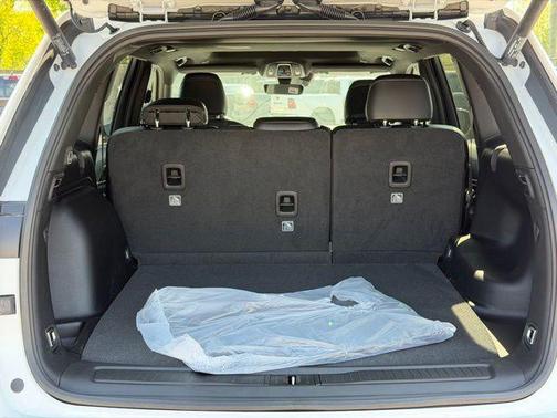 Bright White Clearcoat 2026 Jeep Grand Cherokee Altitude