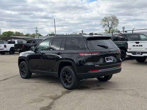 Diamond Black Crystal Pearlcoat 2026 Jeep Grand Cherokee Altitude