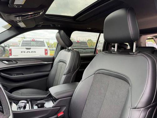 Diamond Black Crystal Pearlcoat 2026 Jeep Grand Cherokee Altitude