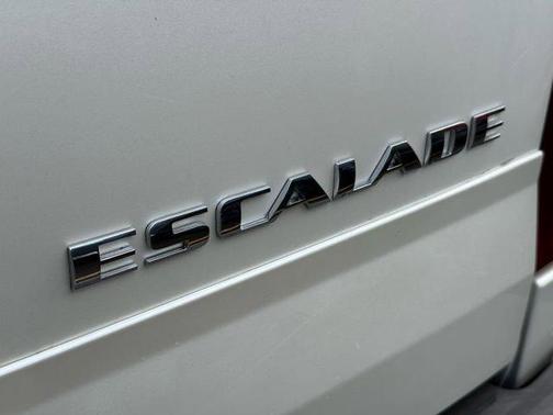 2004 Cadillac Escalade Base