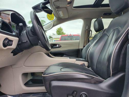 Bright White Clearcoat 2022 Chrysler Pacifica Hybrid Limited