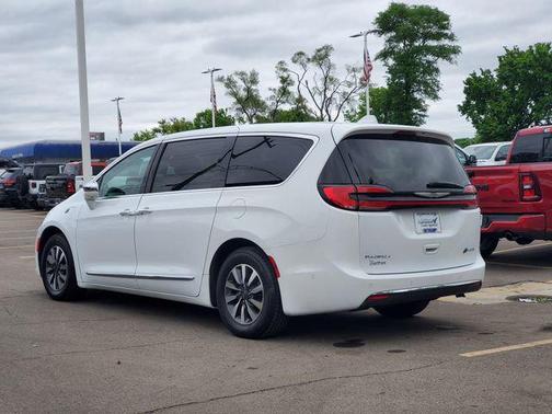 Bright White Clearcoat 2022 Chrysler Pacifica Hybrid Limited