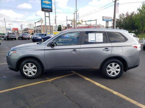 Photo 4 of 32 of 2015 Mitsubishi Outlander ES