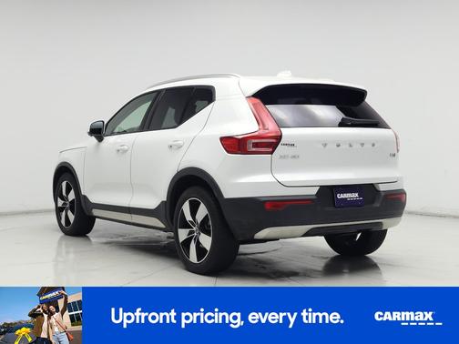 White 2021 Volvo XC40 T5 Momentum