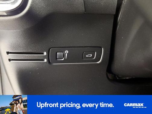 White 2021 Volvo XC40 T5 Momentum