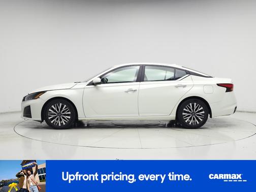 White 2023 Nissan Altima SV