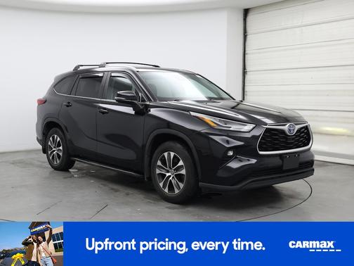 Black 2023 Toyota Highlander Hybrid XLE