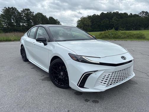 Wind Chill Pearl w/Midnight Black Metallic Roof 2026 Toyota Camry XSE