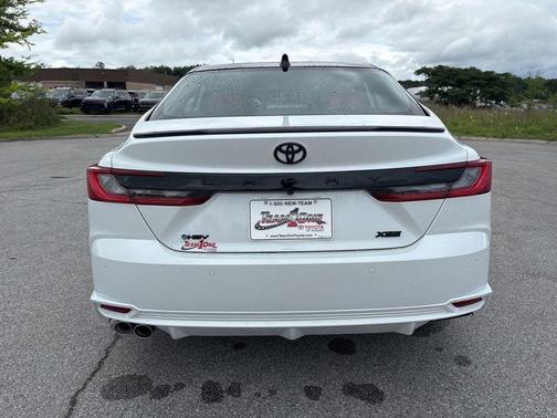 Wind Chill Pearl w/Midnight Black Metallic Roof 2026 Toyota Camry XSE