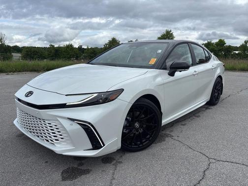 Wind Chill Pearl w/Midnight Black Metallic Roof 2026 Toyota Camry XSE