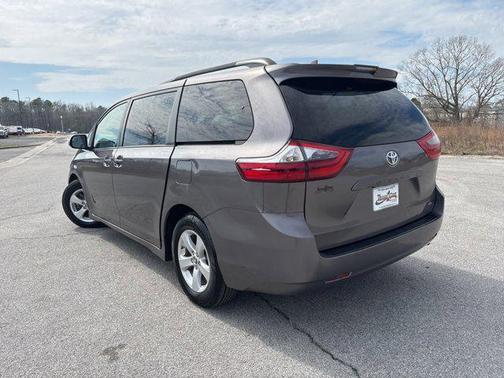 2020 Toyota Sienna LE