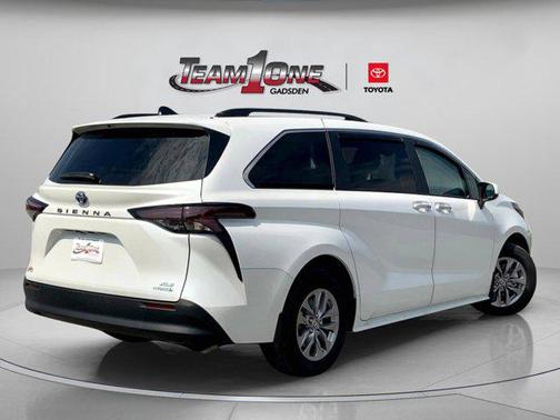 2024 Toyota Sienna XLE 8 Passenger