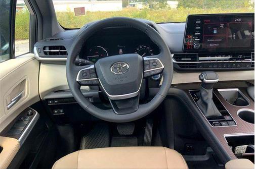 2024 Toyota Sienna XLE 8 Passenger