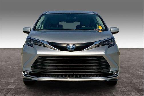 2024 Toyota Sienna XLE 8 Passenger