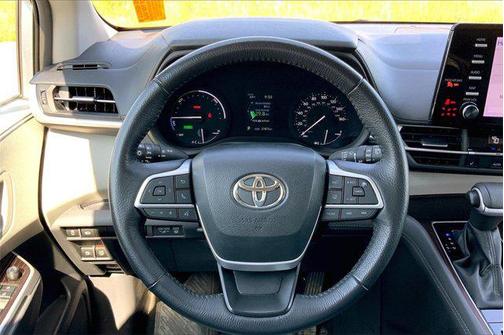 2024 Toyota Sienna XLE 8 Passenger