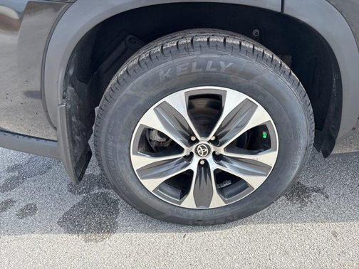 Midnight Black Metallic 2024 Toyota Highlander XLE