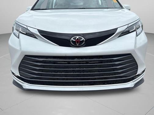 Wind Chill Pearl 2026 Toyota Sienna Limited