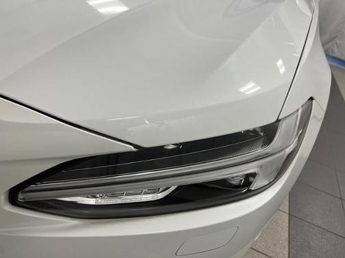 Photo 2 of 33 of 2018 Volvo S90 T5 Momentum