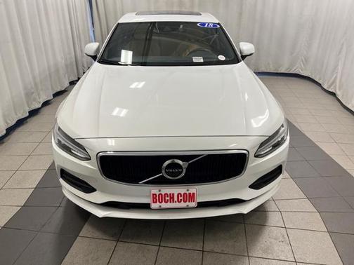 Photo 3 of 33 of 2018 Volvo S90 T5 Momentum