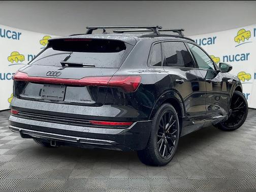 Mythos Black Metallic 2023 Audi e-tron Premiumwe