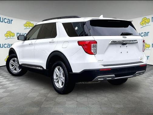 Star White Metallic Tri-Coat 2023 Ford Explorer XLT