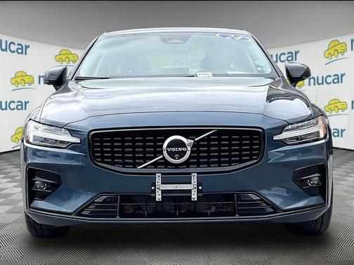 2024 Volvo S60 B5 Plus Dark Theme
