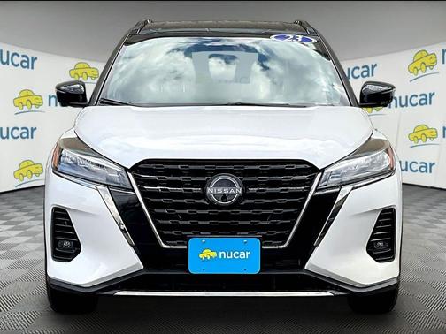 Aspen White Tricoat/Super Black 2023 Nissan Kicks SR