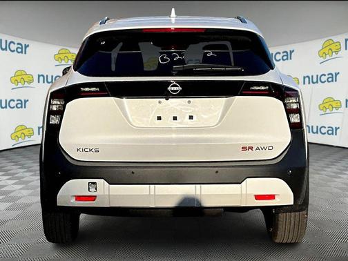 Aspen White Tricoat 2025 Nissan Kicks SR