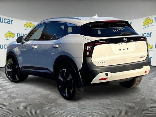 Aspen White Tricoat 2025 Nissan Kicks SR