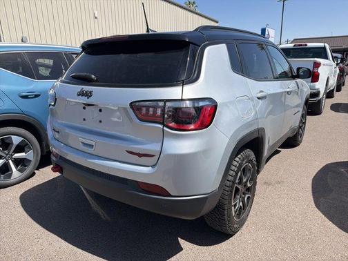 Silver Zynith Metallic Clearcoat 2025 Jeep Compass Trailhawk