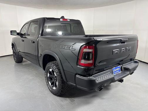 Diamond Black Crystal Pearlcoat 2022 RAM 1500 Rebel