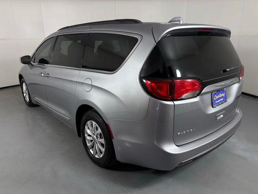 Billet Silver Metallic Clearcoat 2017 Chrysler Pacifica Touring-L