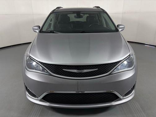 Billet Silver Metallic Clearcoat 2017 Chrysler Pacifica Touring-L