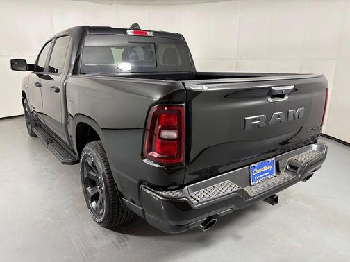 Diamond Black Crystal Pearlcoat 2026 RAM 1500 Express