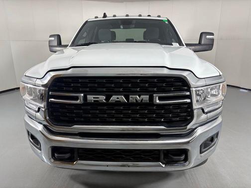 Bright White Clearcoat 2024 RAM 3500 Big Horn Crew Cab 4x4 8' Box