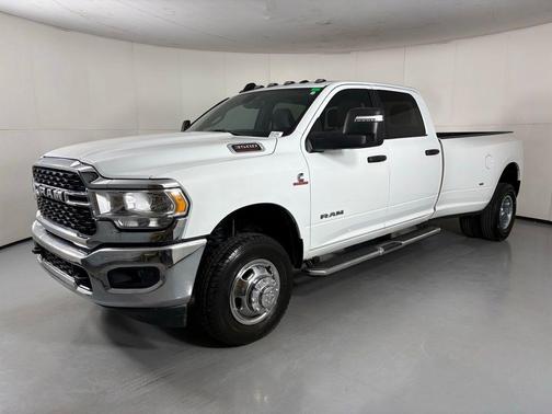 Bright White Clearcoat 2024 RAM 3500 Big Horn Crew Cab 4x4 8' Box
