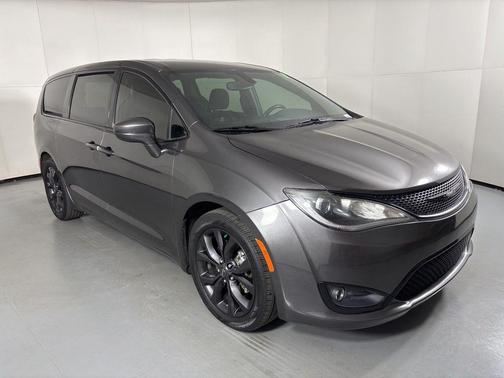 2020 Chrysler Pacifica Touring
