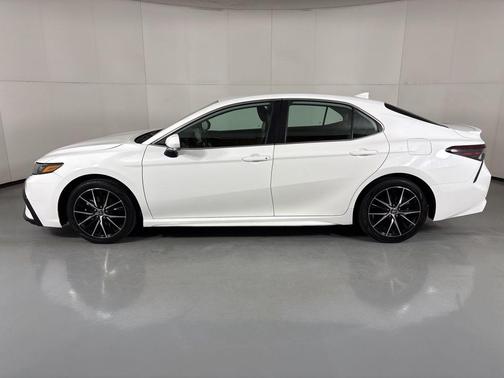 Ice Cap 2023 Toyota Camry SE