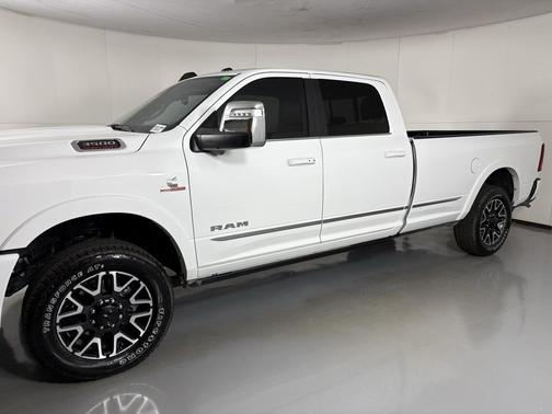2026 RAM 3500 Limited Crew Cab 4x4 8' Box