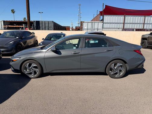 2025 Hyundai ELANTRA Limited