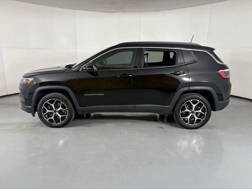 Diamond Black Crystal Pearlcoat 2025 Jeep Compass Limited