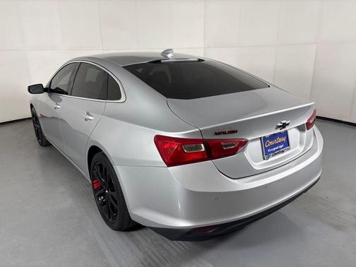 Silver Ice Metallic 2018 Chevrolet Malibu LT