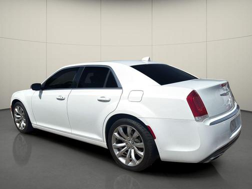 Bright White Clearcoat 2019 Chrysler 300 Touring