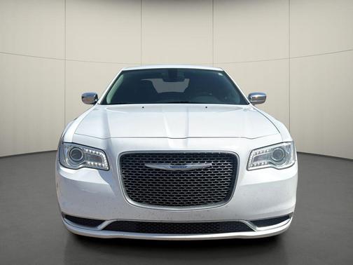 Bright White Clearcoat 2019 Chrysler 300 Touring