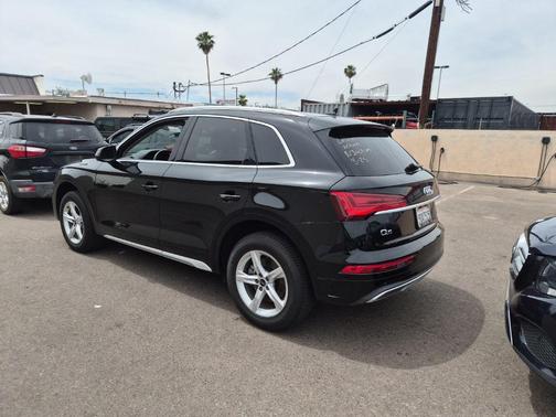 Mythos Black Metallic 2023 Audi Q5 40 Premium