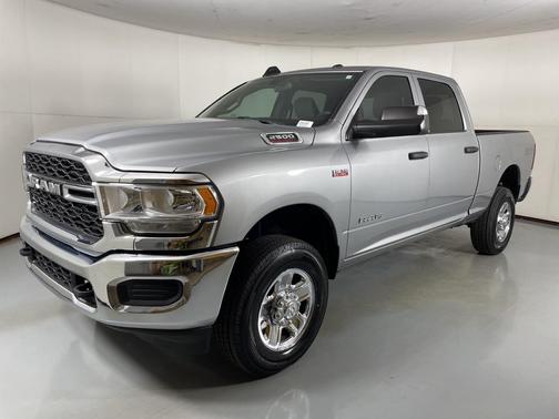 2022 RAM 2500 Tradesman Crew Cab 4x4 6'4' Box