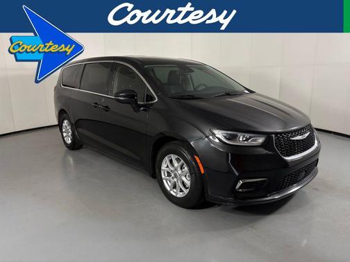 Brilliant Black Crystal Pearlcoat 2023 Chrysler Pacifica Touring L