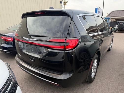 Brilliant Black Crystal Pearlcoat 2023 Chrysler Pacifica Touring L